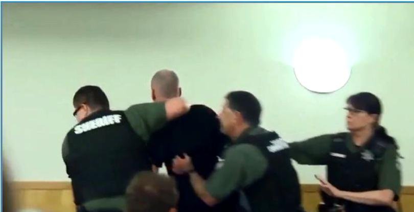 Un tată a vrut să-l linșeze în sala de judecată pe criminalul fetiței lui în vârstă de cinci ani. Imagini cutremurătoare
