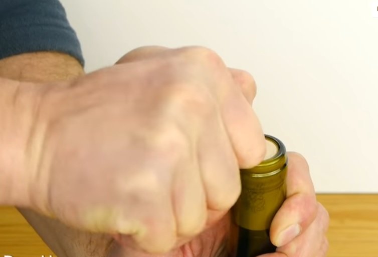 VIDEO genial! Cum să deschizi o sticlă cu vin când nu ai tirbușon