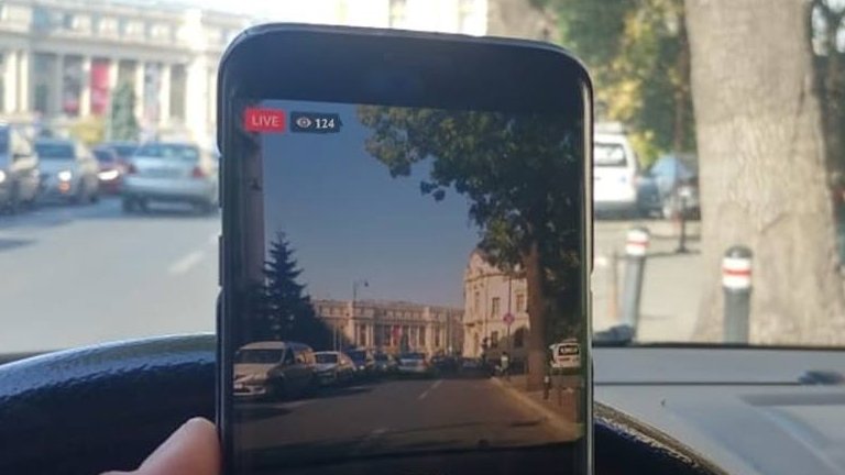 Situație revoltătoare în Gorj. Un bărbat s-a filmat live pe Facebook în timp ce consuma băuturi alcoolice - VIDEO