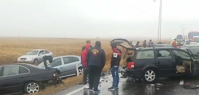 Carambol spectaculos pe DN 1. Accident în lanţ cu șapte maşini şi o ambulanţă - VIDEO