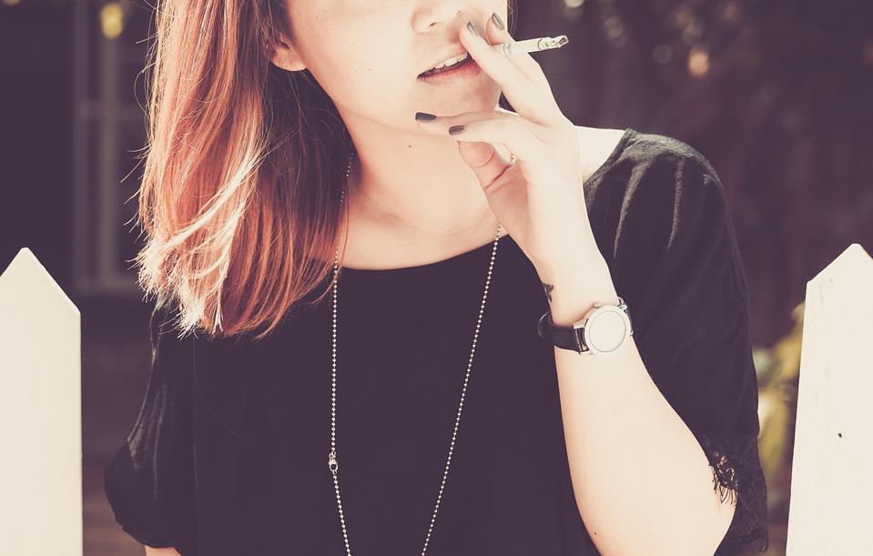Ce se întâmplă în creierul femeilor care fumeaza un pachet de țigări pe zi