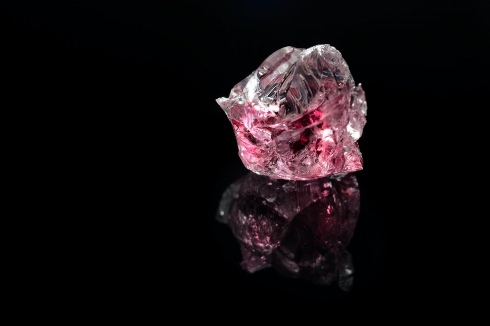 Diamant roz vândut la preț record. Preţul pe carat a fost de 2,6 milioane de dolari
