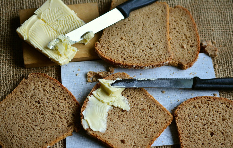 Incredibil! Ce ți se întâmplă dacă mănânci în fiecare zi pâine unsă cu unt!