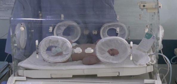 Medicii din Slatina i-au salvat viața bebelușului născut prematur