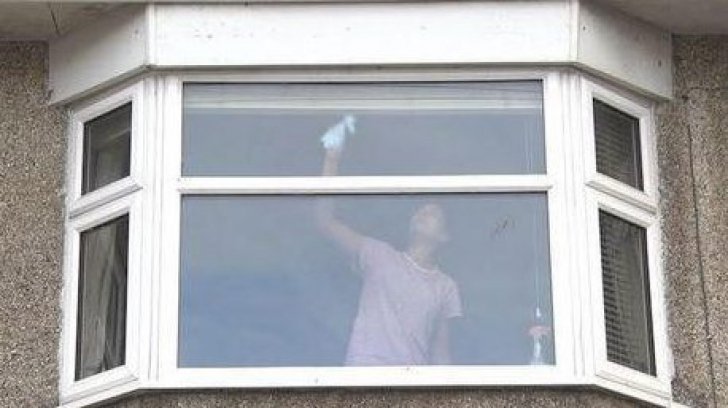 Polițiștii au postat o fotografie cu o femeie care spală geamul. Motivul terifiant din spatele imaginii