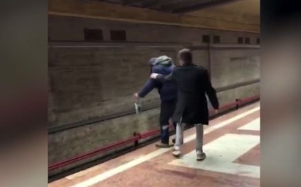 Imagini șocante în stația de metrou Piața Sudului! Un student a salvat un bărbat care voia să se sinucidă