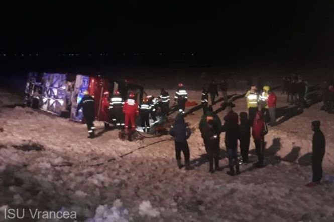 Accident teribil în Vrancea. Un autocar de călători s-a răsturnat! Un om a murit și alți șase au fost răniți grav