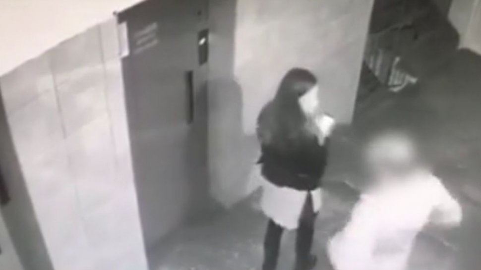 Ce a făcut tânăra agresată în fața liftului, după ce și-a revenit. Nimănui nu i-a venit să creadă că a fost capabilă de așa ceva după șocul suferit  