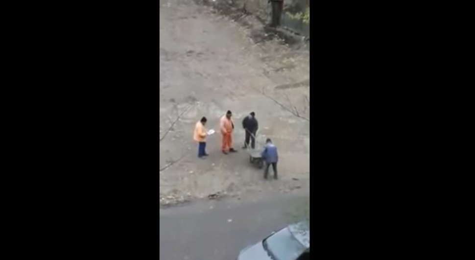  Cum scoate o echipă de muncitori apa dintr-o groapă din Galați. Râzi cu lacrimi (VIDEO)