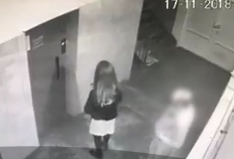 Psiholog: Tânăra care a fost agresată în fața liftului ar putea rămâne cu sechele pe viață 