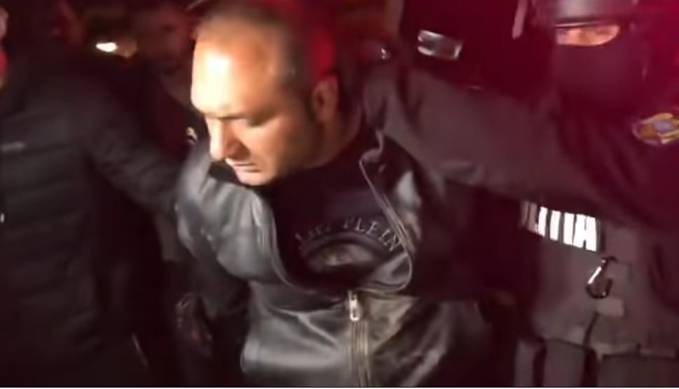 Reacție năucitoare a agresorului din scara de bloc din Alba Iulia. Ce a spus imediat ce a fost prins de polițiști
