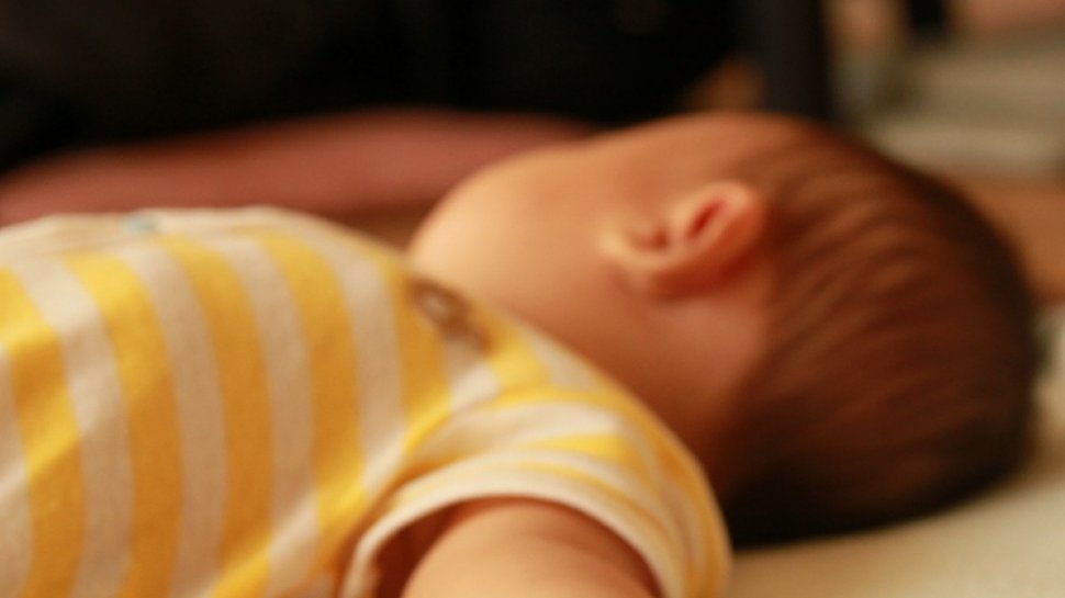 Bebelușul din Botoșani născut cu câte șase degete la mâini a murit