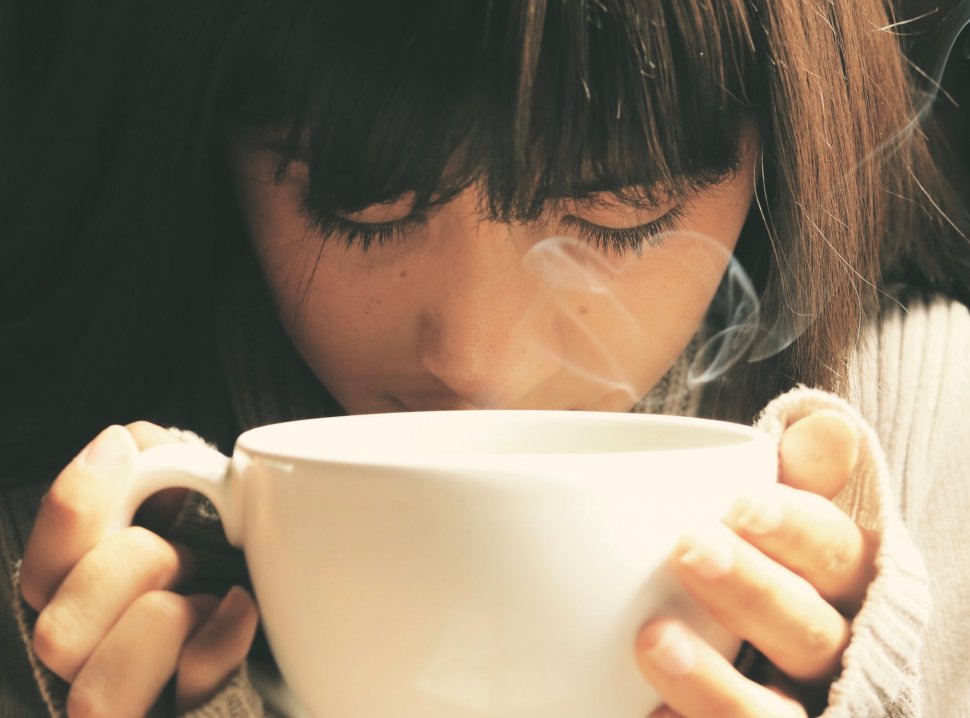 Trebuie să consumi cafeaua întotdeauna fierbinte? Ce au arătat studiile specialiștilor 