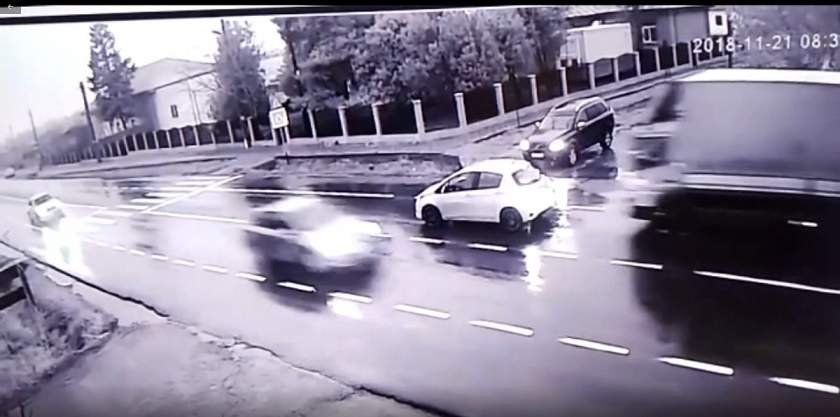 Accident în Buzău. O șoferiță a intrat cu camionul în mașina din fața ei. Explicația femeii e halucinantă (VIDEO)