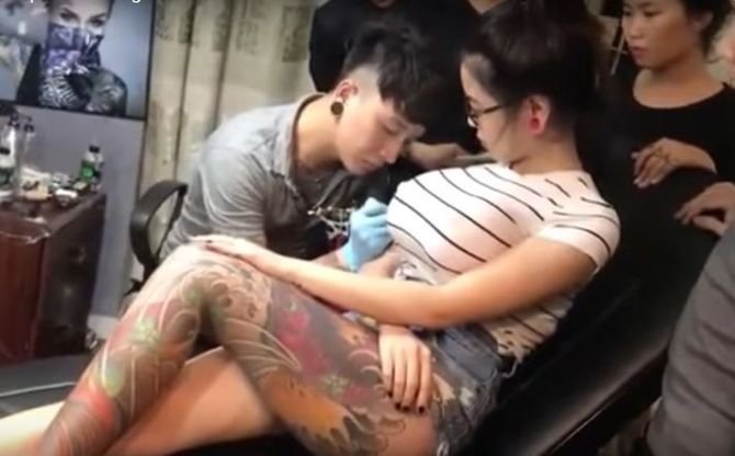 Șoc! I-a explodat sânul în timp ce era tatuată - VIDEO 