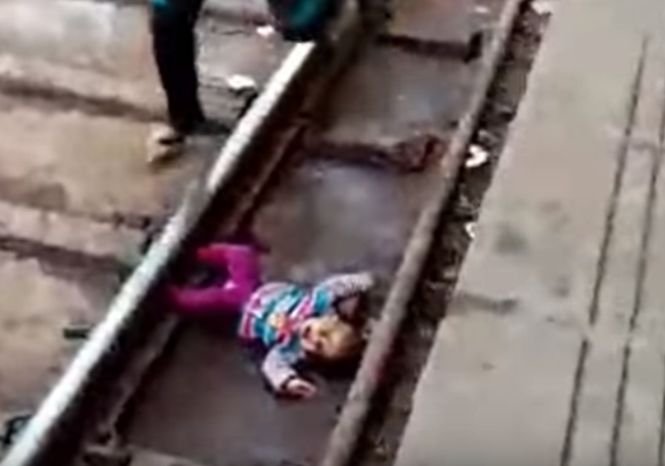O fetiță a ajuns accidental sub un tren. Cum a fost găsită - VIDEO