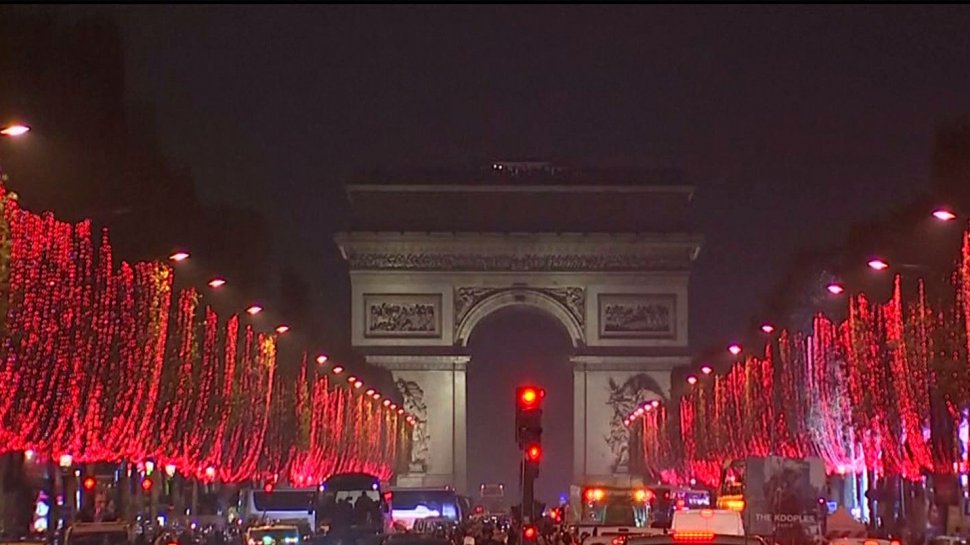 Parisul, iluminat de Crăciun. Cine a apăsat butonul care a aprins beculeţele - VIDEO