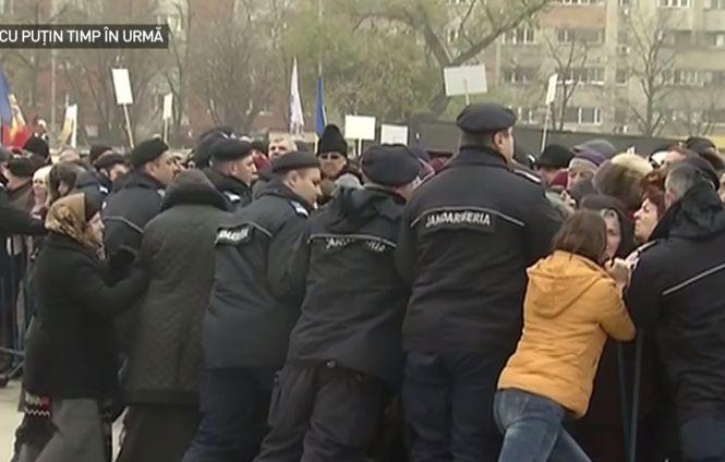 E haos la Catedrala Mântuirii Neamului. Îmbrânceli între enoriași și jandarmi - VIDEO 563118