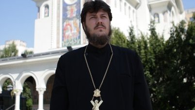 Ce spune un preot despre limuzinele afişate de capii Bisericii Ortodoxe la sfinţirea Catedralei Neamului: „Sunteți invidioși”