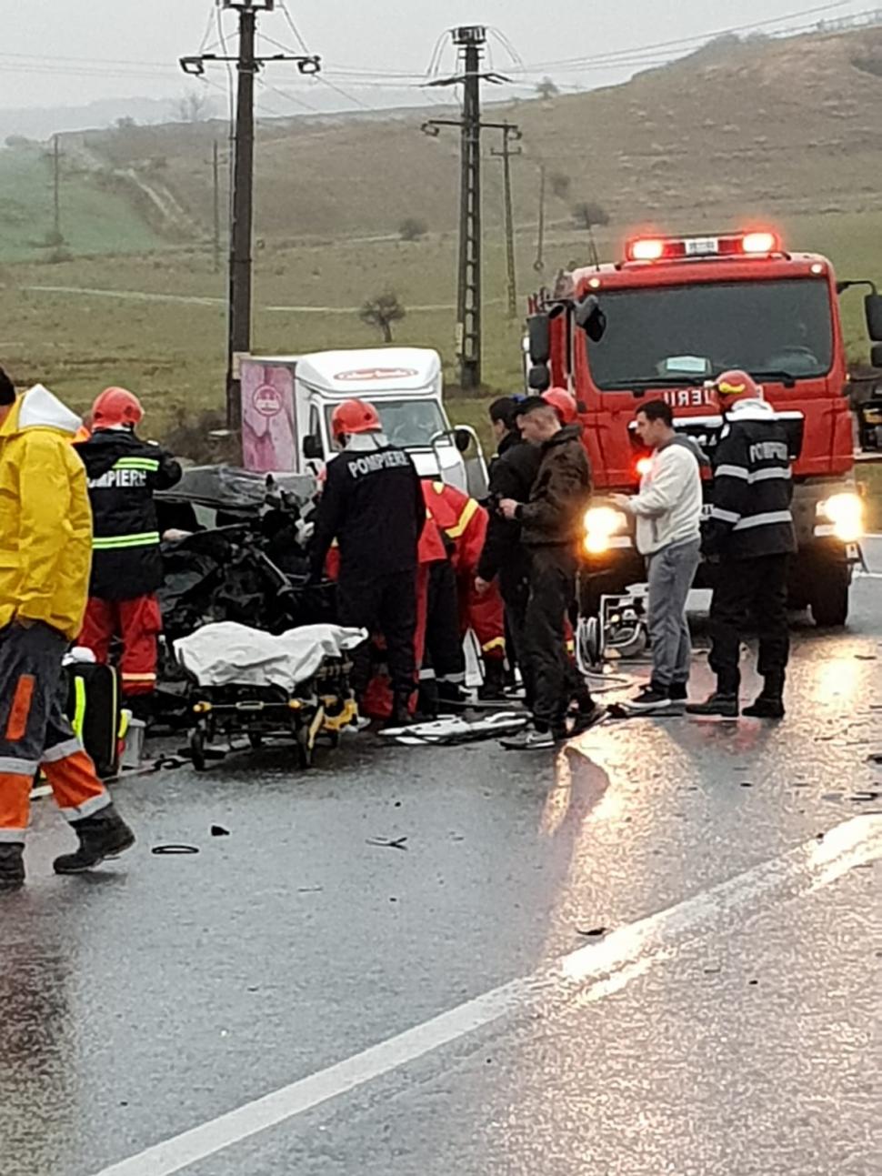 Accident cumplit în Bihor. Două persoane și-au pierdut viața, iar alte două sunt grav rănite. Un copil, printre victime. Primele imagini de la fața locului 563394