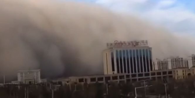 Imagini apocaliptice: Momentul în care o furtună uriașă de nisip înghite un oraș din China - VIDEO