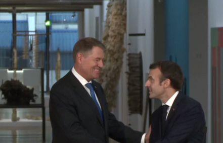 Klaus Iohannis, primit de Emmanuel Macron. Cei doi lideri semnează Parteneriatul Strategic dintre România şi Franţa