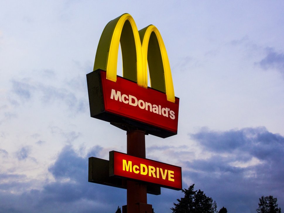 Un angajat dintr-un restaurant McDonald’s a lovit un client până când l-a lăsat inconștient. Toată scena a fost surprinsă - VIDEO