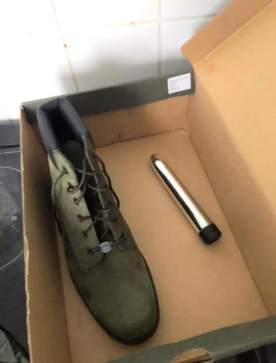 A scos la vânzare o pereche de ghete pe eBay, însă când a trimis pachetul a făcut o gafă uriașă. Acum tot internetul râde de ea (FOTO) 563632