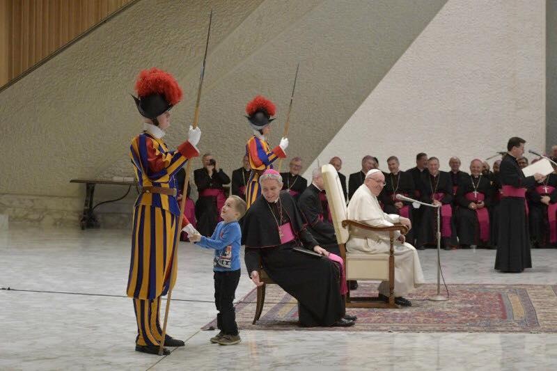 Un copil mut s-a năpustit azi din mulțime spre Papa Francisc. Reacția Sfântului Părinte i-a făcut pe toți să zâmbească FOTO și VIDEO 563714