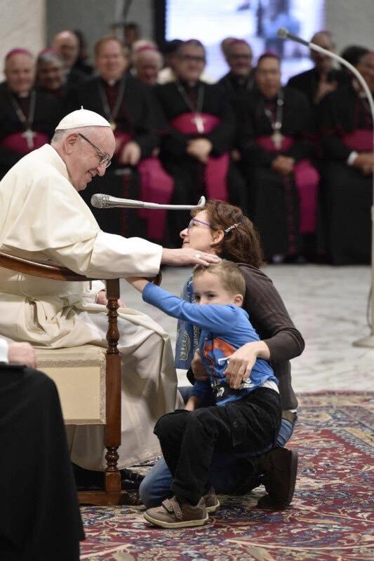 Un copil mut s-a năpustit azi din mulțime spre Papa Francisc. Reacția Sfântului Părinte i-a făcut pe toți să zâmbească FOTO și VIDEO 563715
