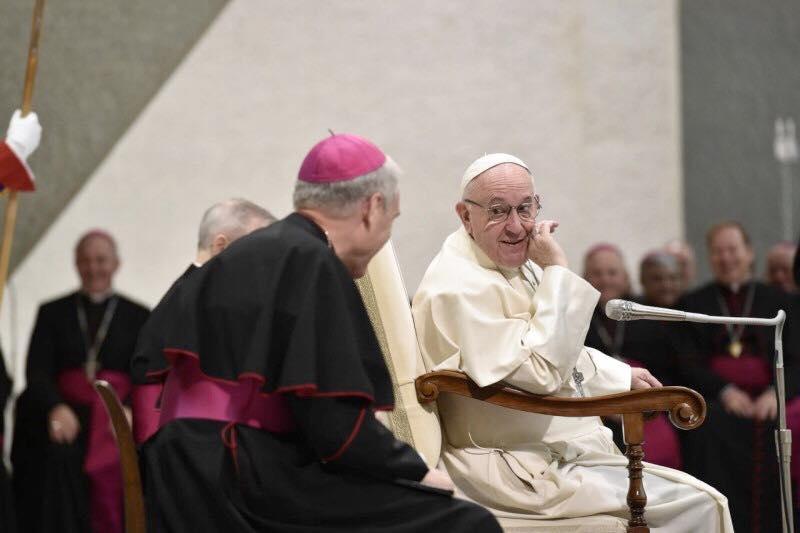 Un copil mut s-a năpustit azi din mulțime spre Papa Francisc. Reacția Sfântului Părinte i-a făcut pe toți să zâmbească FOTO și VIDEO 563716