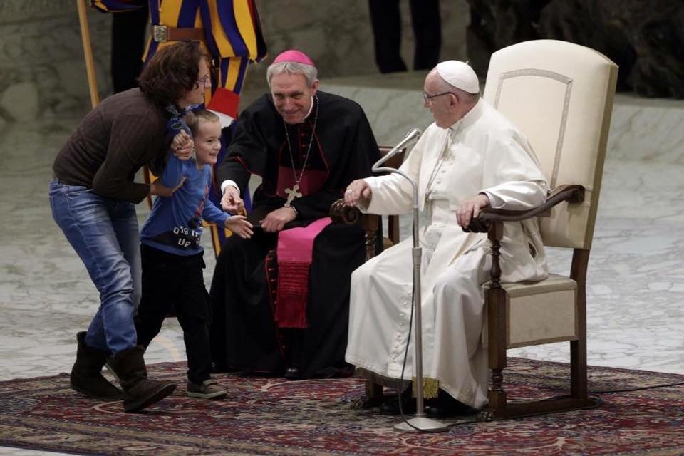 Un copil mut s-a năpustit azi din mulțime spre Papa Francisc. Reacția Sfântului Părinte i-a făcut pe toți să zâmbească FOTO și VIDEO