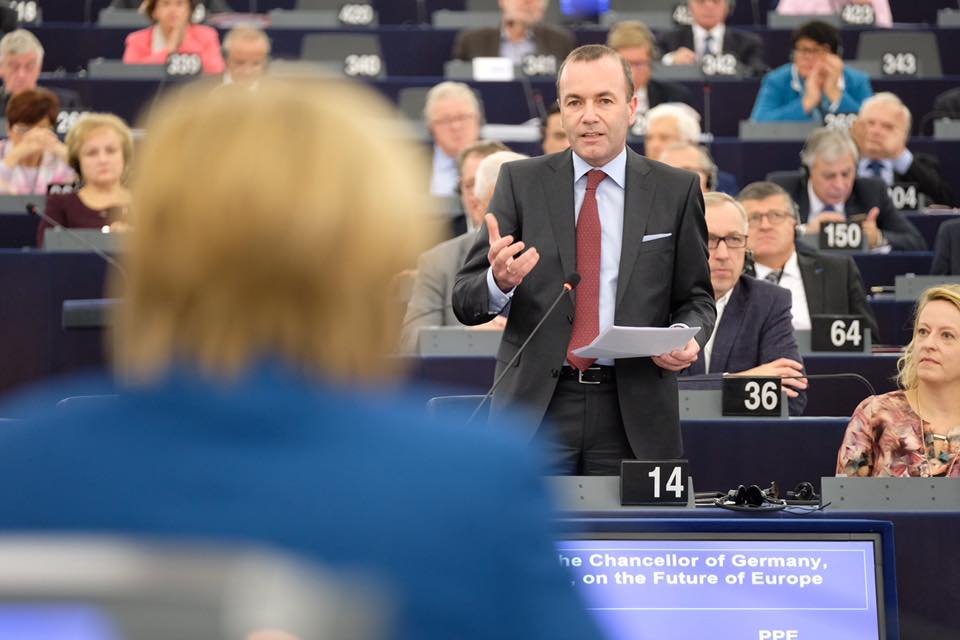 Liderul PPE din Parlamentul European: România merge în direcţia greşită în ceea ce priveşte statul de drept, Guvernul are o mare responsabilitate în schimbarea direcției