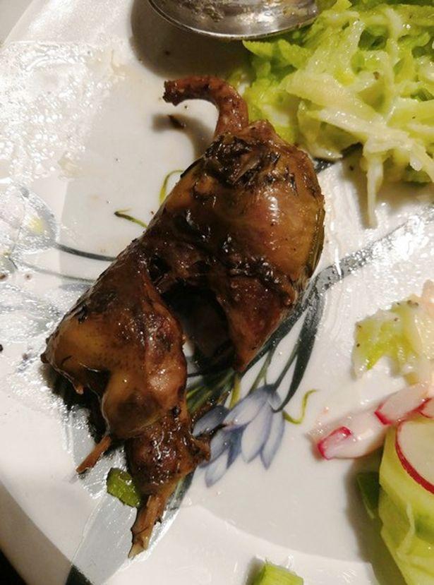 Era în vacanță, când i s-a adus un fel de mâncare ciudat. Femeia i-a întrebat pe internauți ce a mâncat. Răspunsul lor a șocat-o (FOTO)  563306