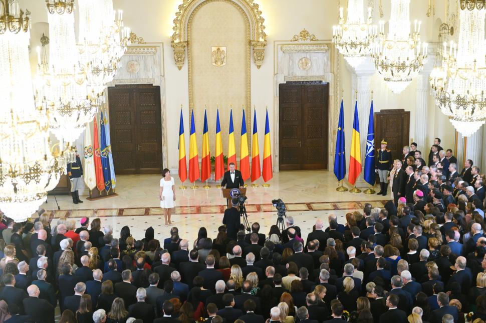 Cum a venit îmbrăcat Klaus Iohannis la recepția de la Cotroceni de 1 Decembrie. Invitații și-au întors capetele să-l vadă pe președinte FOTO 564076