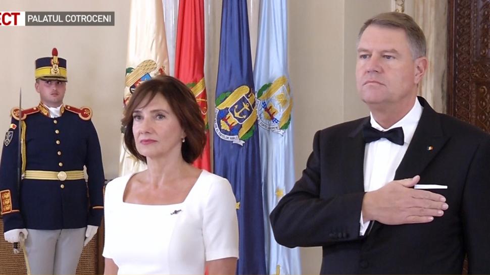 Cum a venit îmbrăcată Carmen Iohannis la recepţia de la Palatul Cotroceni. Prima Doamnă a făcut din nou notă discordantă (FOTO) 564053