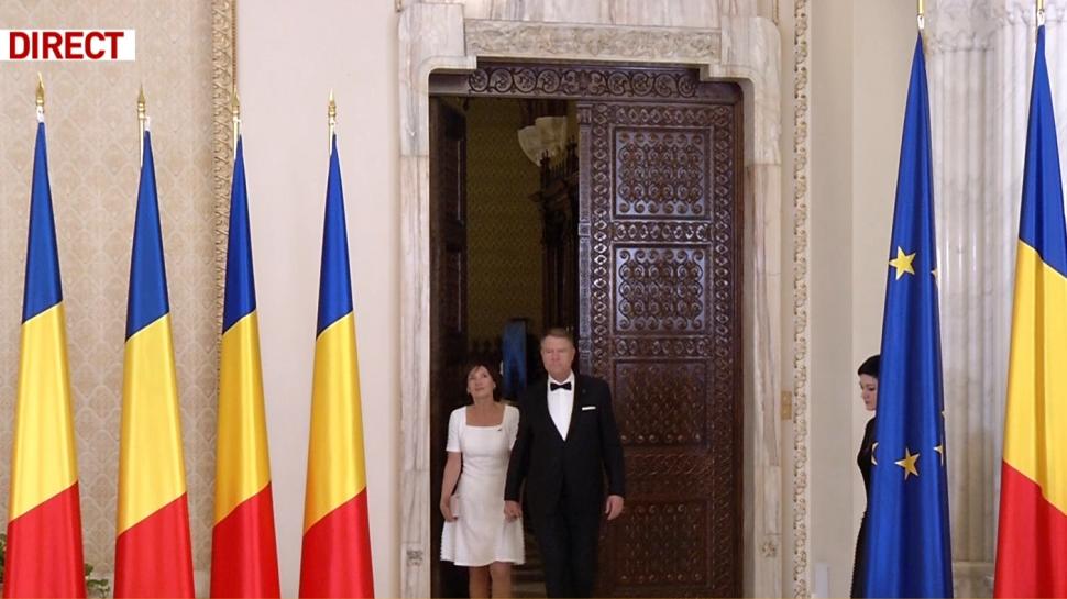 Cum a venit îmbrăcată Carmen Iohannis la recepţia de la Palatul Cotroceni. Prima Doamnă a făcut din nou notă discordantă (FOTO) 564056