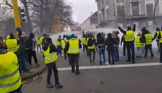 Proteste violente la Bruxelles: Mulţimea, dispersată cu tunurile cu apă de forţele de ordine. Zeci de persoane, reţinute
