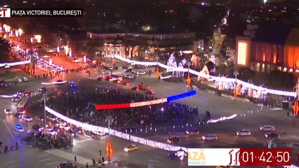 Protestatarii care au venit în Piața Victoriei au format un drapel din cartoane colorate