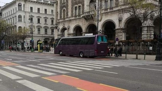 Incident în Ungaria. Un autocar cu copii români, atacat cu pietre la Budapesta chiar de Ziua Naţională