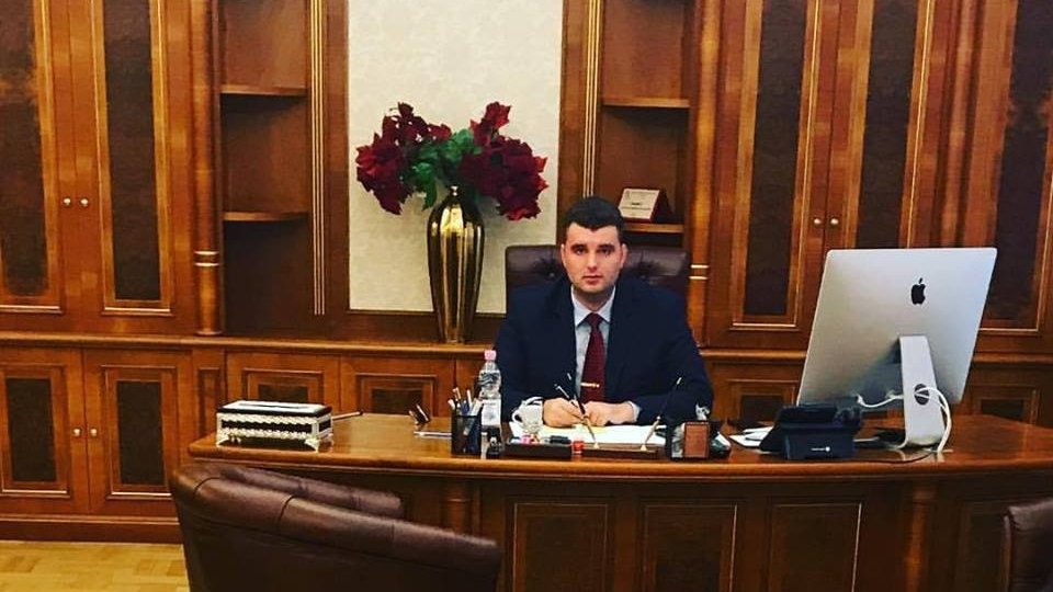 Tupeu de beizadea: Fiul unui om de afaceri a inaugurat cu maşina Podul Centenarului din Oradea, deşi încă e închis