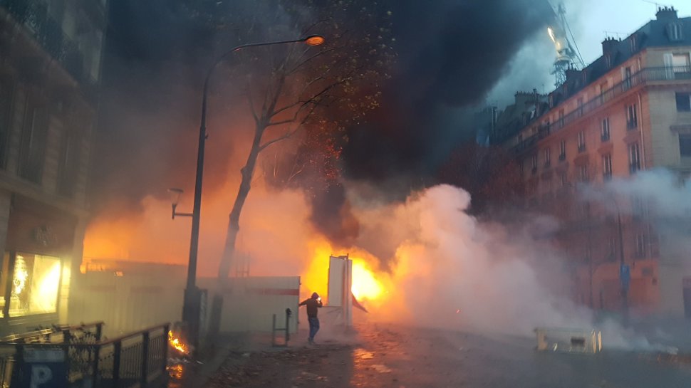 Imagini halucinante de pe străzile Parisului: Ministrul de interne denunţă „o strategie a profesioniştilor dezordinii" 