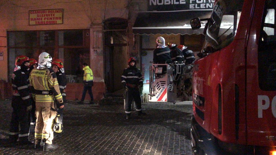 Panică în Capitală! Pompierii evacuează locatarii unui imobil, după ce s-a prăbuşit planşeul de la nivelul parterului 