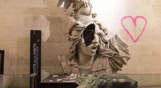 Imagini șocante de la Paris! Arcul de Triumf, vandalizat de protestatari