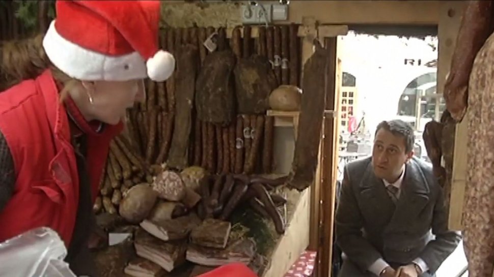 Carne depozitată pe jos, produse fără etichetă şi preţuri afişate incorect, la Târgul de Crăciun din Braşov