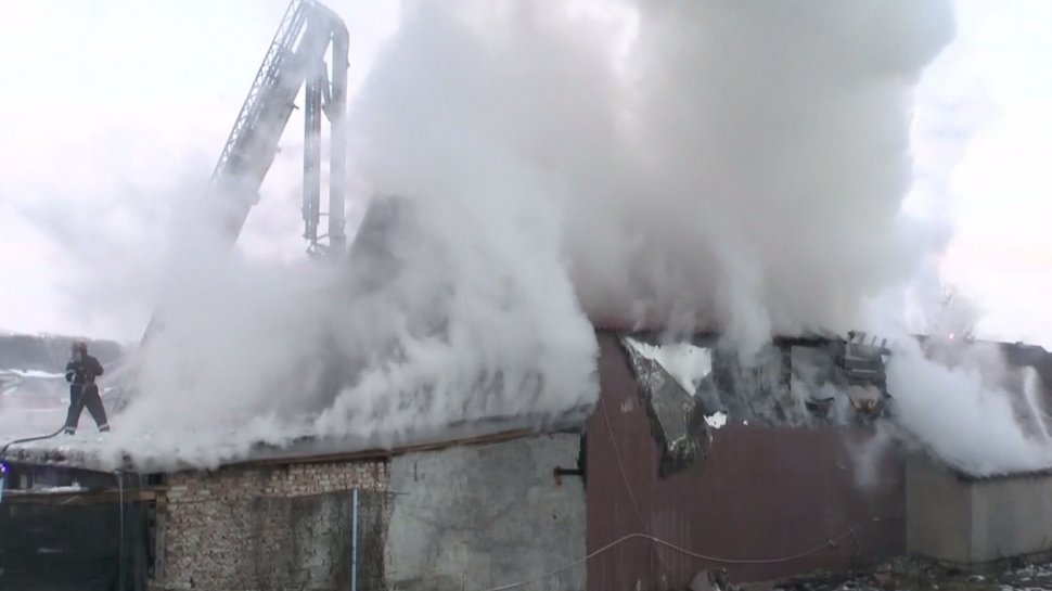 Incendiu puternic într-un club din oraşul Roznov - VIDEO