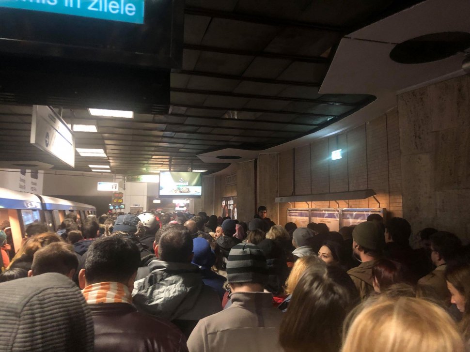 Haos în stația de metrou din Piața Victoriei! Aglomerație de nedescris pe peron. Călătorii au așteptat minute bune să poată ieși (FOTO+VIDEO)