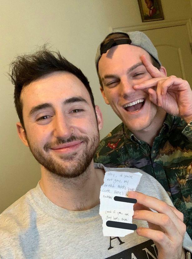 I-au dat întâlnire aceluiași tip, scriindu-i un bilet genial. Alegerea lui i-a lăsat pe toți fără cuvinte 565163