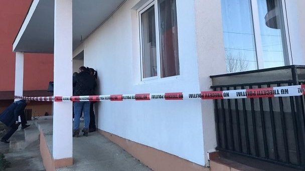 Un poliţist şi iubita lui, găsiţi morţi în locuința din Oravița. Primele imagini - VIDEO