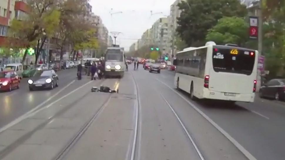 Accident grav în Capitală! Un şofer care circula pe linia de tramvai a lovit un pieton